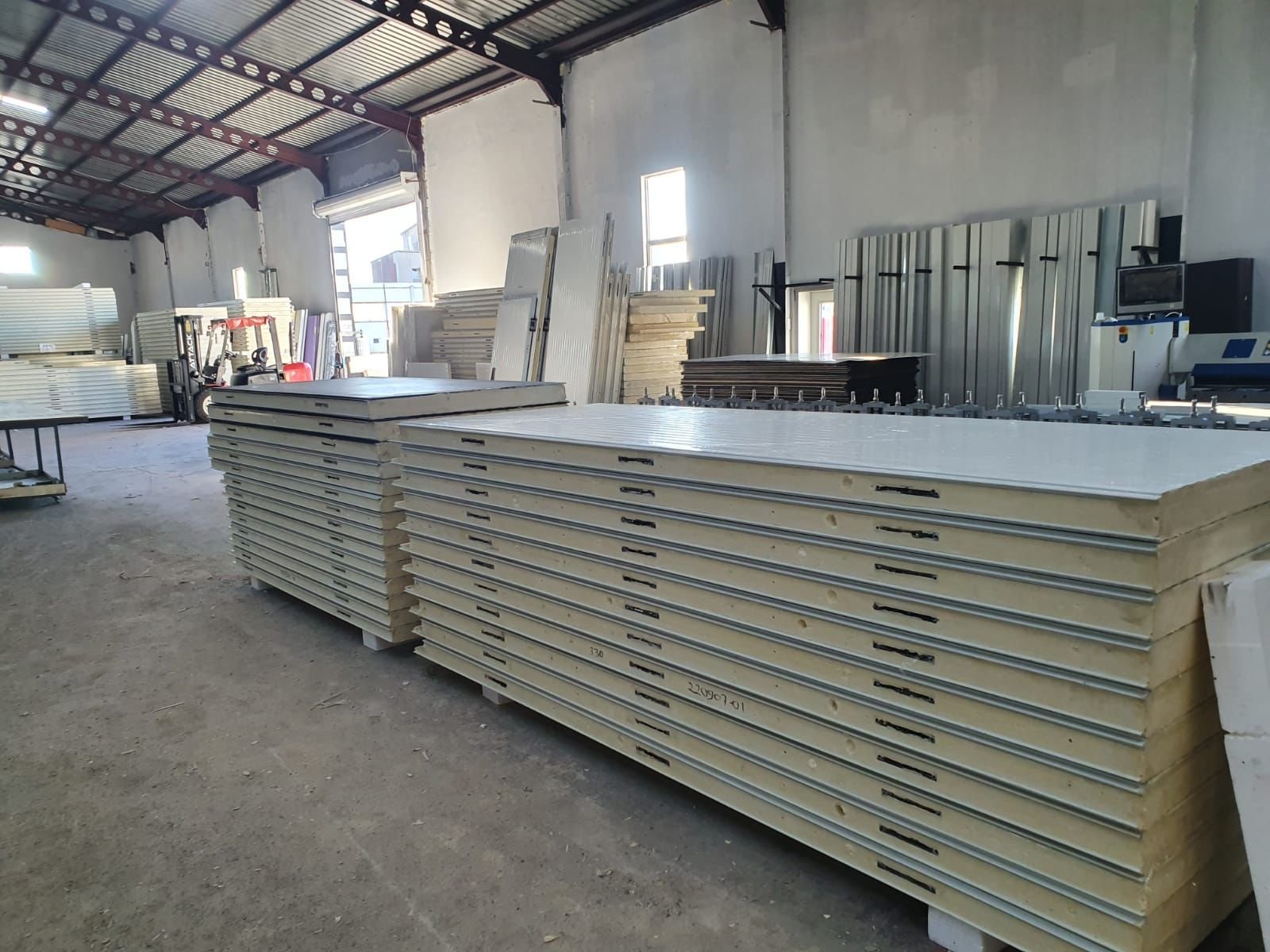 Sandwich panels in the production facility