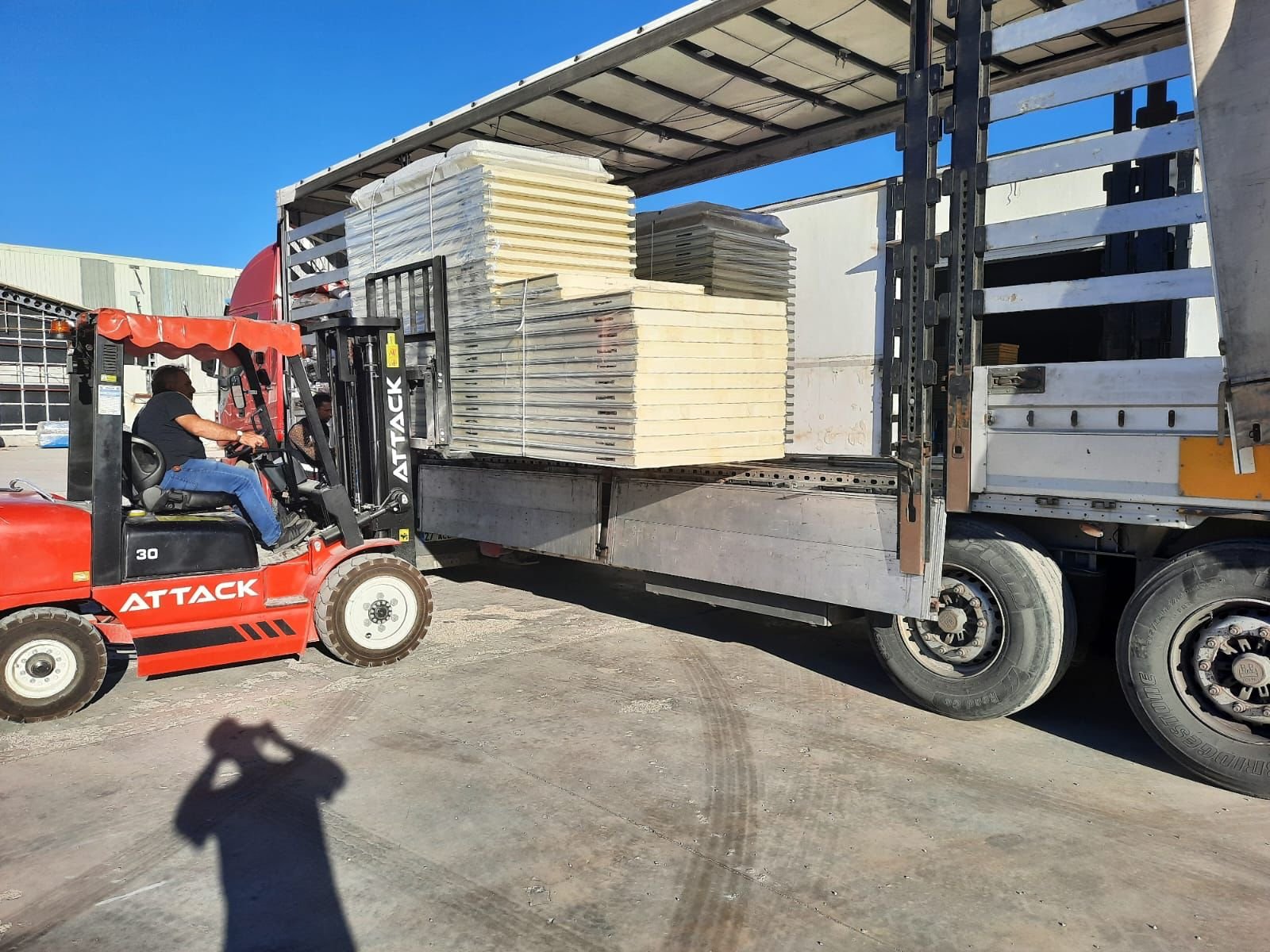 Loading sandwich panels for shipment
