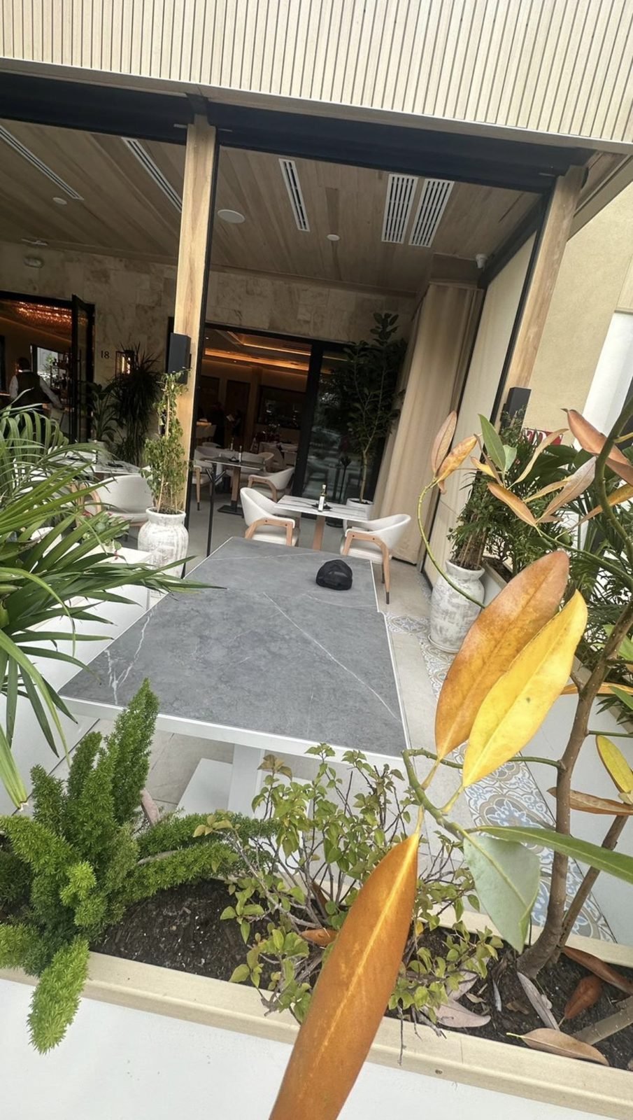 Restaurant terrace with motorized screens – String Lights Outdoor